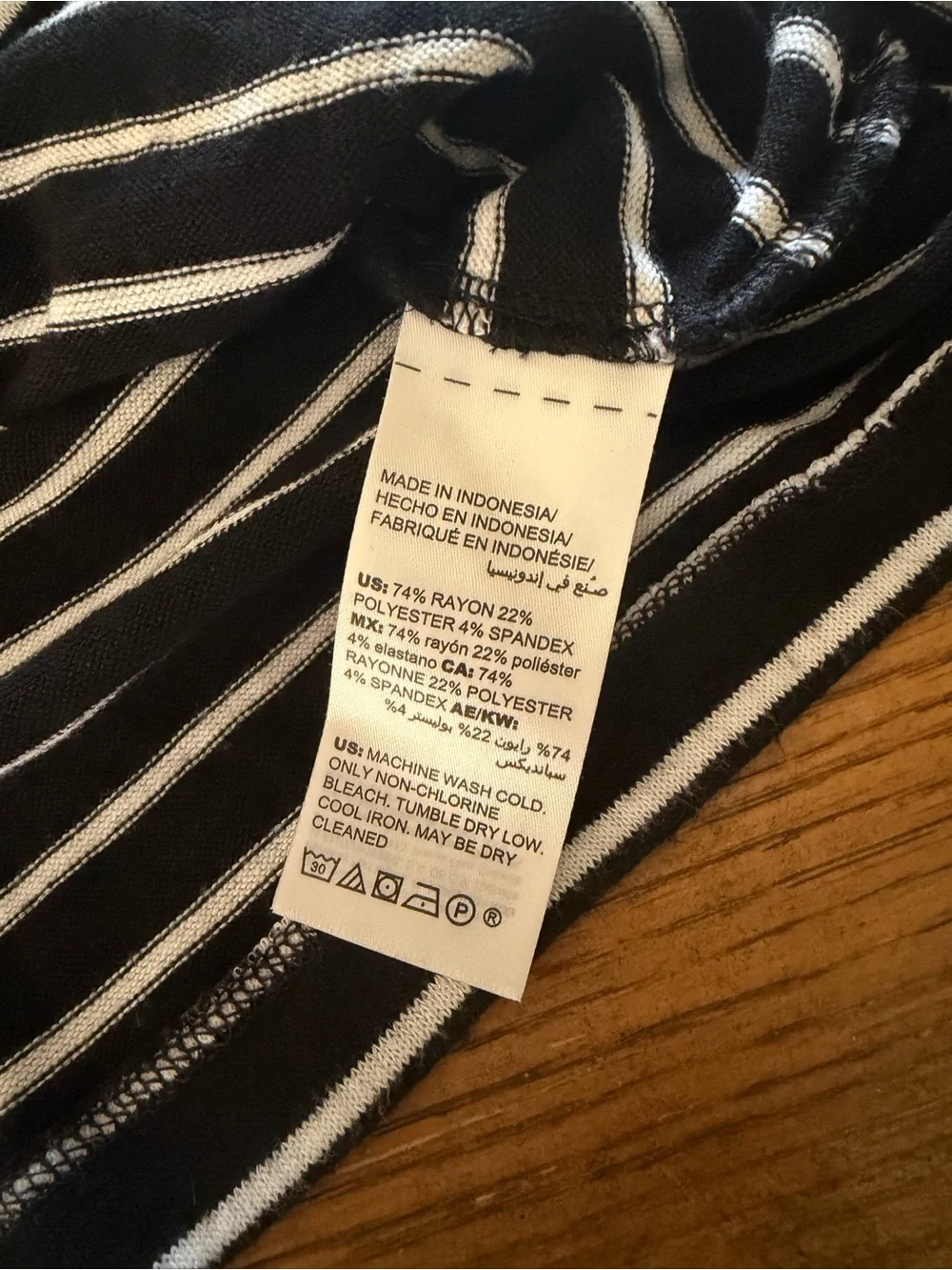Chicos Womens 2 Large White Black Striped Long Sleeve Thin knit Sweater